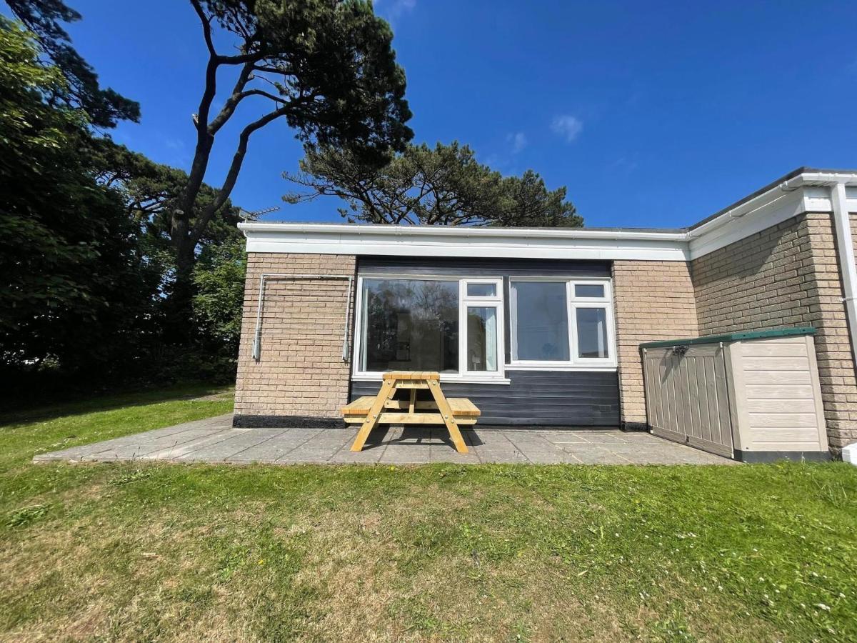 2 Bedroom Holiday Chalet Near Bude Kilkhampton Exterior photo